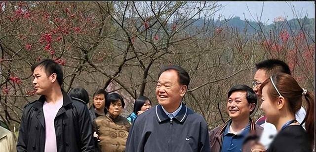 他是华国锋的接班人一心为国操劳，晚年回到家乡当农民