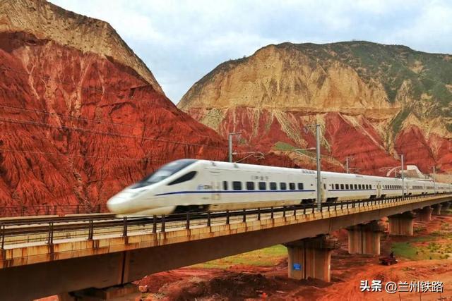 #“我的铁路风景”故事汇#丹霞如火，动车驶过侏罗纪时光