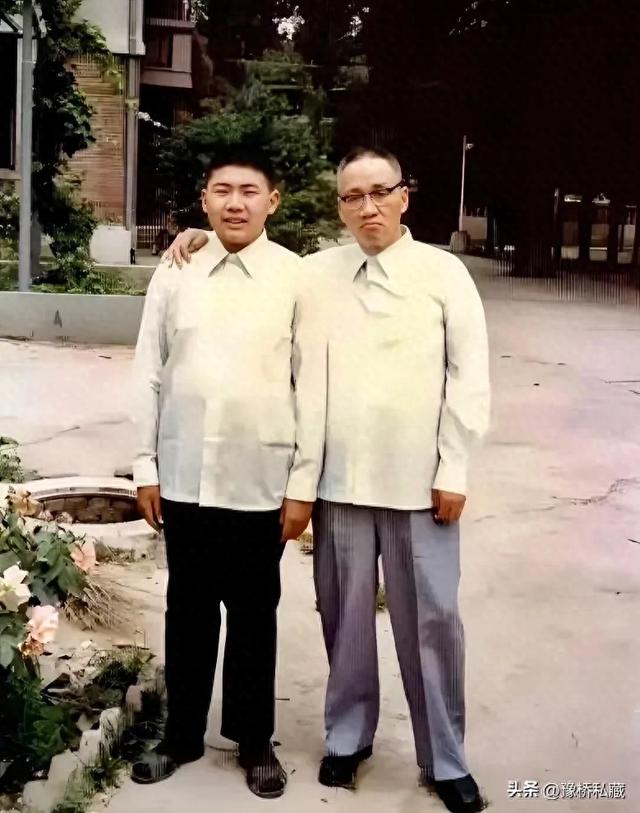 1988年，毛新宇考上中国人民大学后，父子二人拍下这张合影！