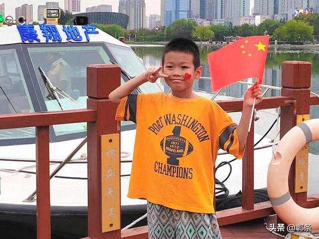 乘游船送国旗 传递爱国情怀