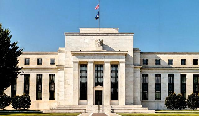 美联储突然暂停降息！对中国、对黄金	，影响全说透了