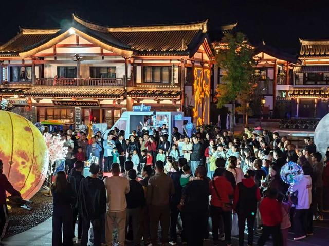 南中爨城双节夜游：拜月承古意，盛宴引客来