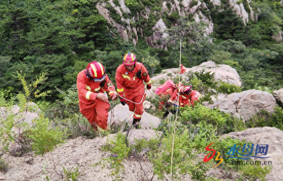 男子登山时不慎崴脚 消防员翻山越岭救援