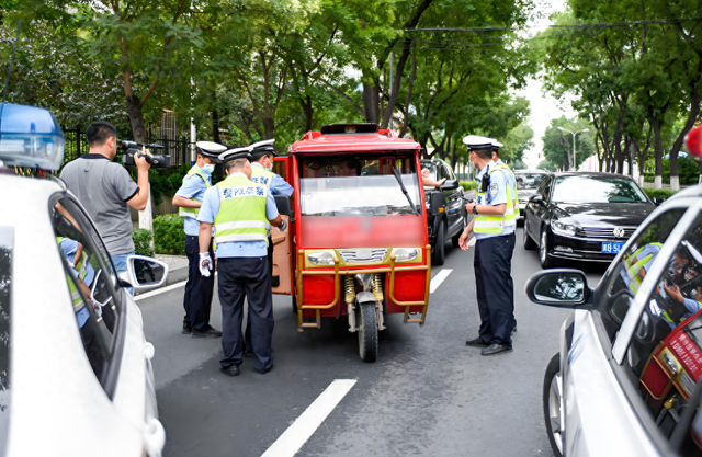 三轮车上路 “一牌、一险、两证” 缺一不可！否则按违法上路处罚！