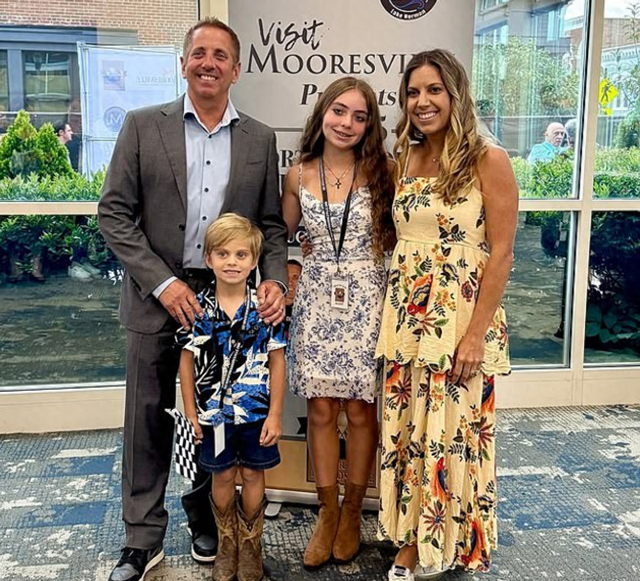 美国赛车手在坠机中遇难，飞机起飞5分钟坠毁，机上竟有3名飞行员