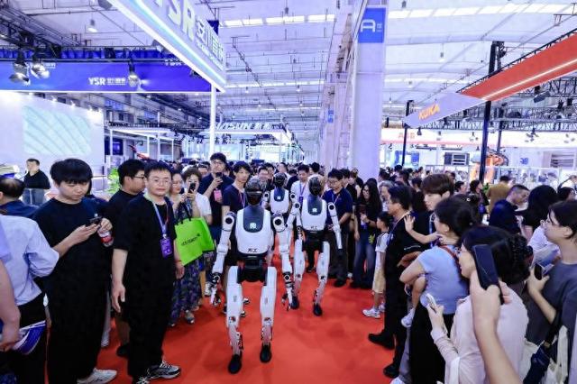 多项具身智能核心成果发布 加速迈向产业实用丨机器人发展看北京