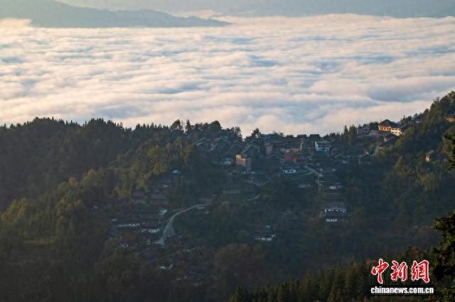 贵州从江：初冬云海绕侗寨