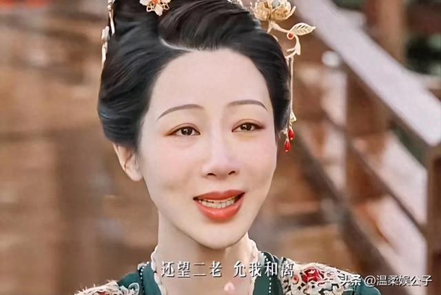32岁杨紫又“变脸”，皮肤紧致一脸高原红，重回“锦觅”颜值巅峰