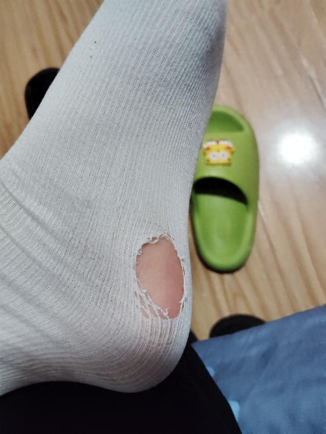 30多年前，袜子破洞被嘲笑	，一位头脑聪明的同学退学了，令人遗憾