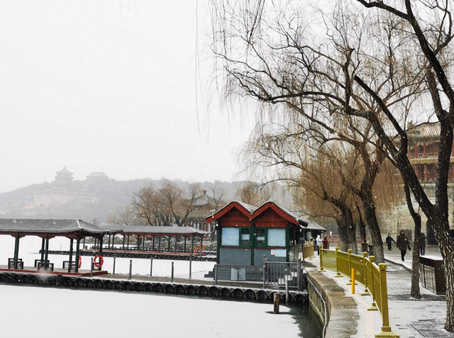 颐和园初雪，洁白冰湖美丽如画