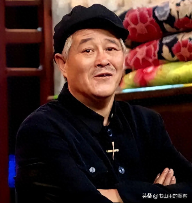 68岁赵本山现身三亚，逛街专人接待	，买太多衣服保镖快拎不动袋子