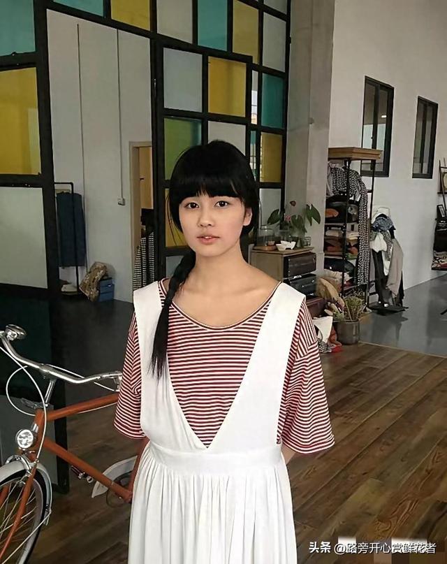 白鹿刚出道时，长相就是很邻家 很普通的样子 没什么特别惊艳的地方