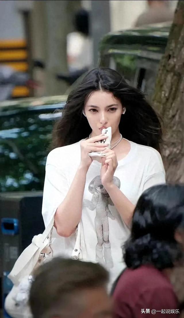 上海街头，有网友拍到属于我们中国的莫妮卡贝鲁奇！