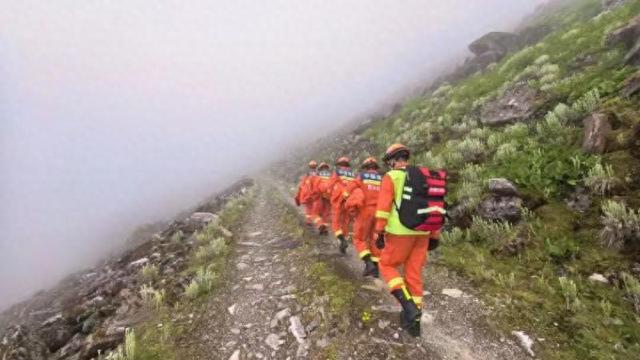 6游客贸然登山后被困 西藏波密消防紧急救助