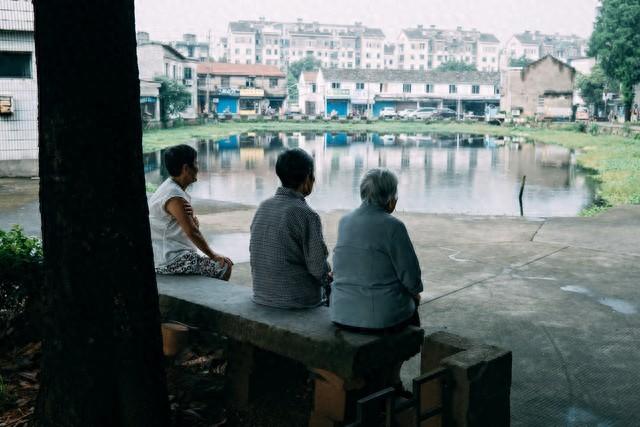 女子监狱游戏破解版（她不敢相信）