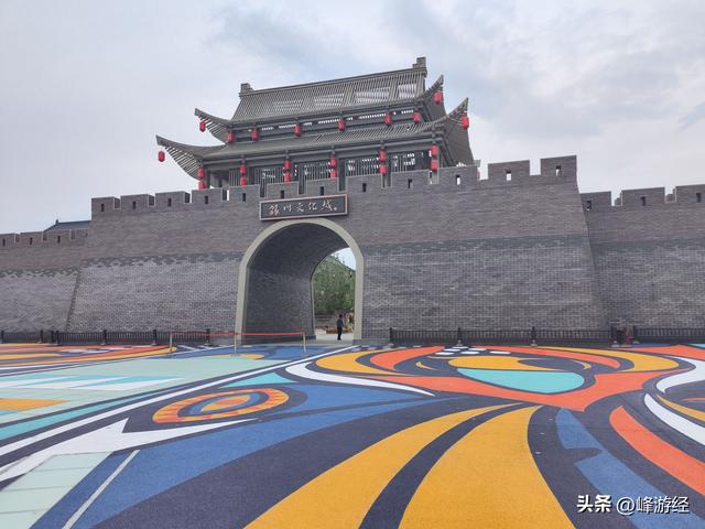 寻凤凰幻城的文化背景，银川站前广场的葡萄酒雕塑和站内的向阳花