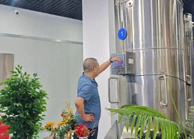 中国首例冷冻人8年后，丈夫对其复活信心逐渐减弱，交往新女友但家中仍保留妻子照片和物品，最新回应