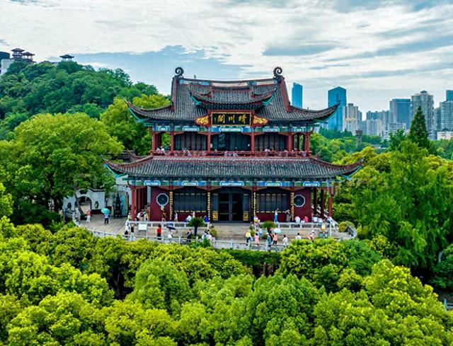 由于黄鹤楼光芒四射，武汉晴川阁确实是被游人低估的免费旅游景区