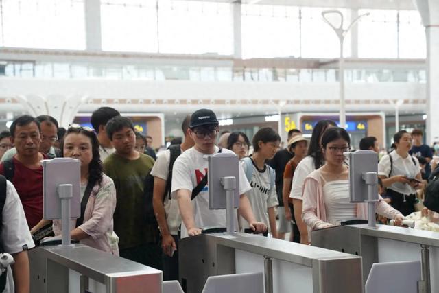渝厦高铁重庆东至黔江段开通“满月”!凭车票免这些门票→