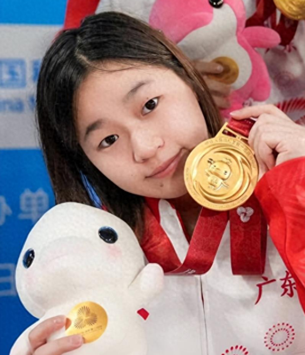 各有目的!全红婵家别墅正式封顶，令人不适的事发生，还不止一件