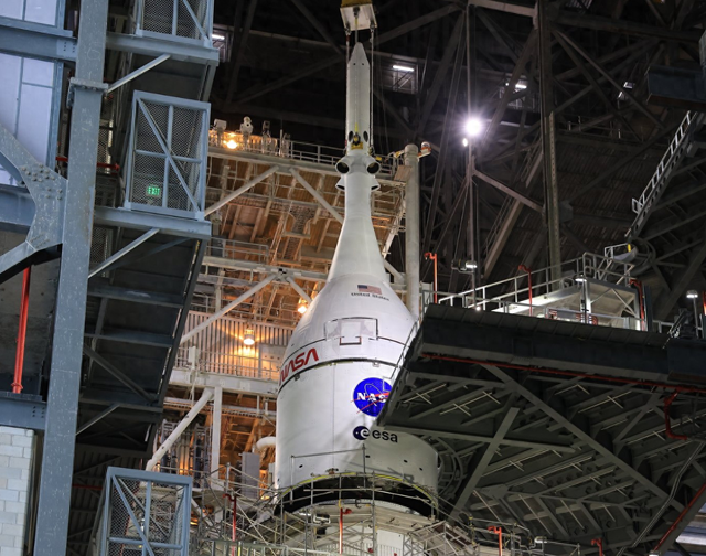 美国重返月球2号计划：火箭飞船成功对接，3号宇航员登月稳定了？