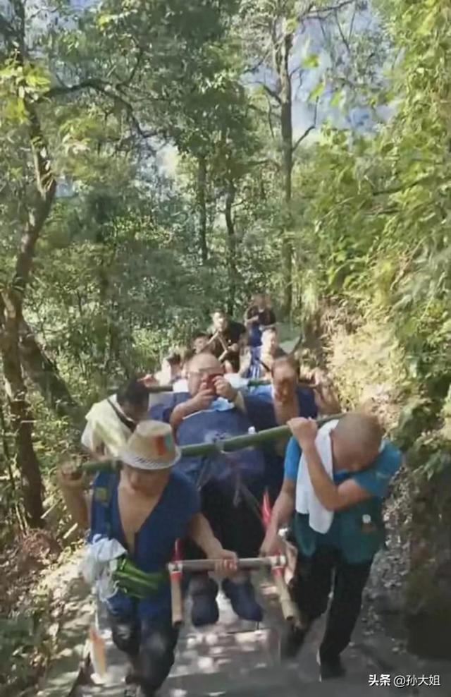 一位外地游客，在峨眉山请8个轿夫，共花22100元，抬着他上山下山