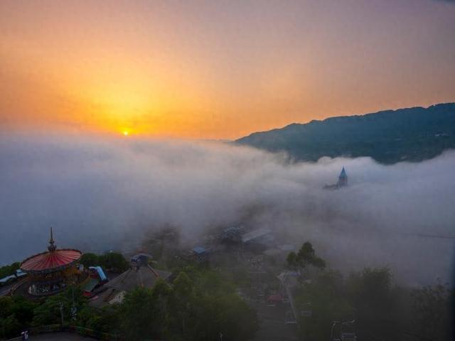 重庆：平流雾笼罩沿江小镇  高峡平湖现“云端仙境”