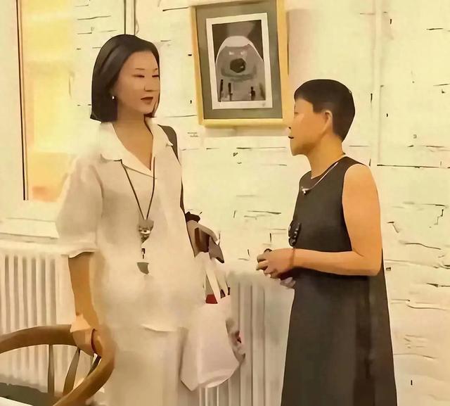 宋祖英私下聚会照流出,穿棉麻衣留短发,印象被完全颠覆呢