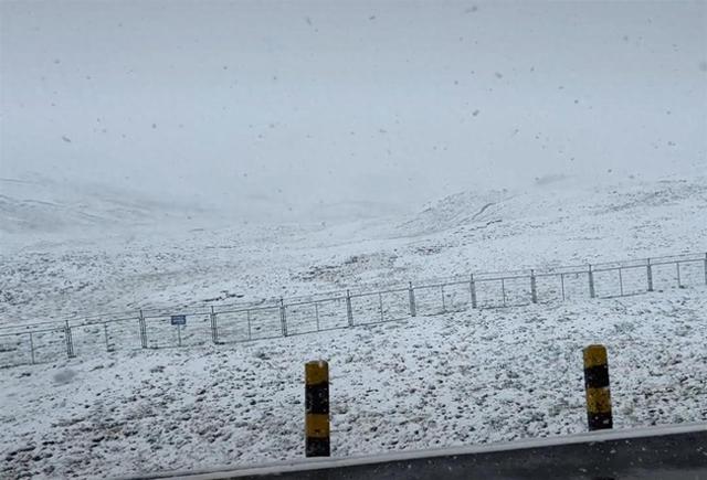 祁连山8月突降鹅毛大雪，下了三四个小时，广东游客：遇到人生第一场大雪，还是夏天的雪，太幸运