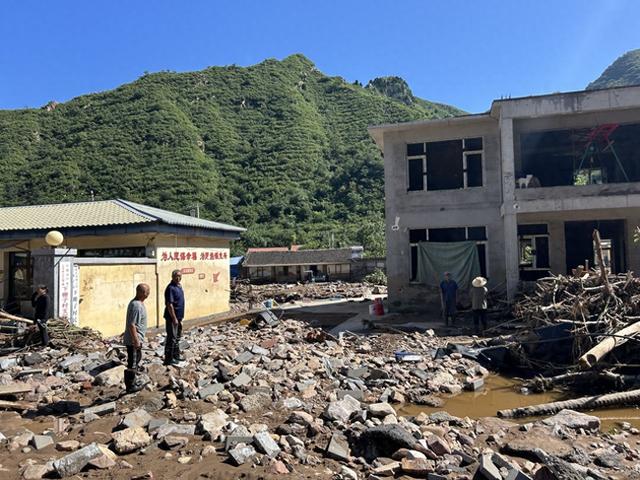 有人下山，有人上山：艰难进入京郊暴雨重灾村