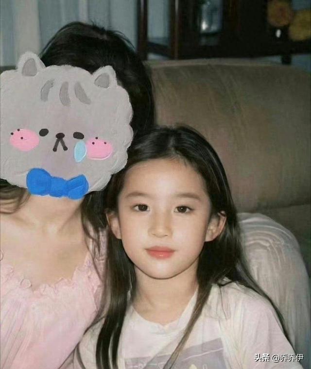 刘亦菲自己都生不出这么像的小孩，完全可以演她小时候 ​