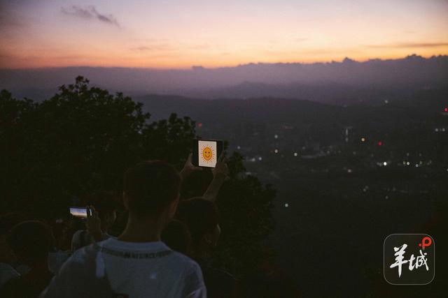 年轻人为何夜爬白云山？｜茶楼·跑街