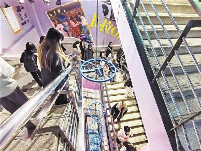 走，到重百大楼看“时光塔”