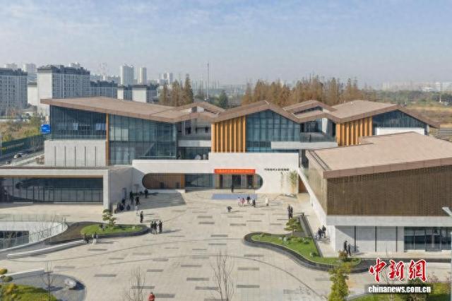 中国扬州玉器博物馆开馆揖客 参观者近距离触摸千年玉脉