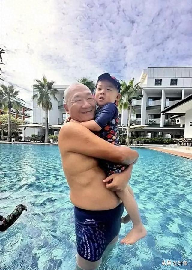 62岁歌手谢东带两儿子游泳，两儿子才那么大，跟他很像是爷孙辈！