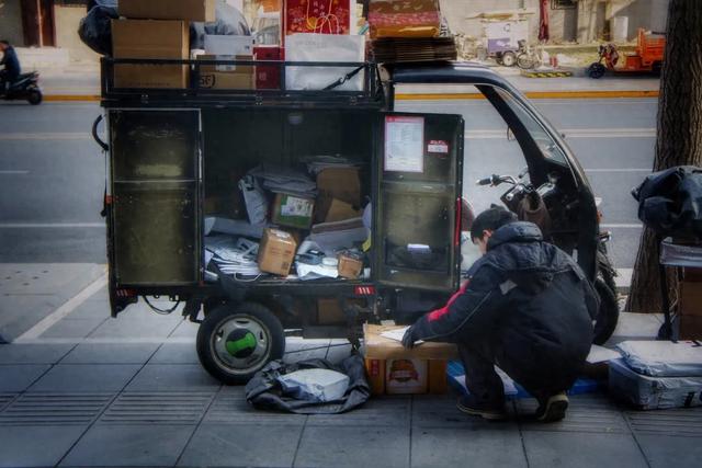 快递巨头集体涨价，网购包邮时代渐行渐远