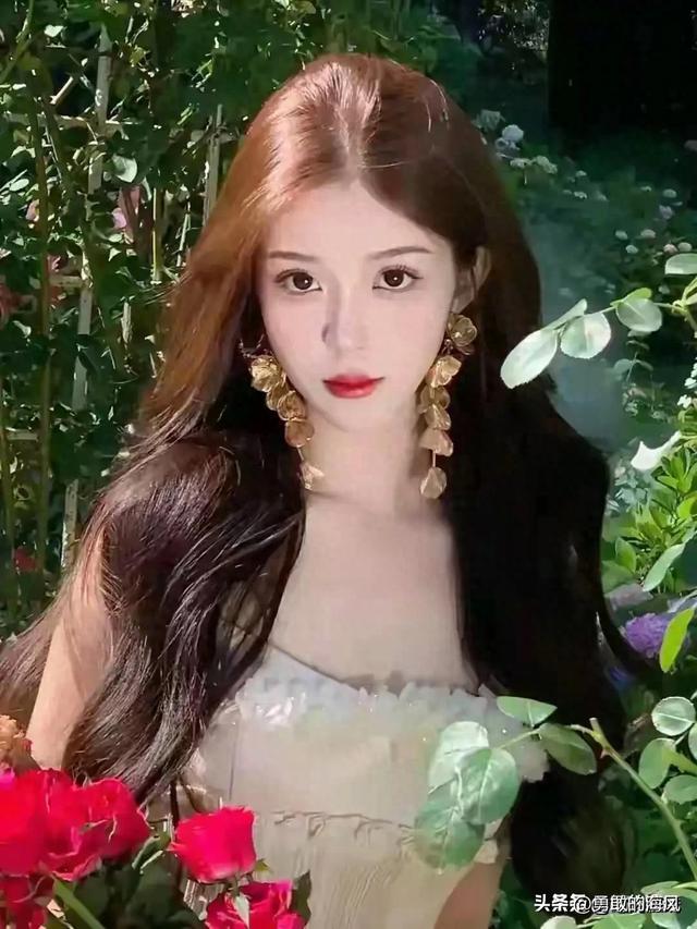 河北邯郸一校花仙姿玉色，堪称上帝吻过的容颜，美得让人移不开眼