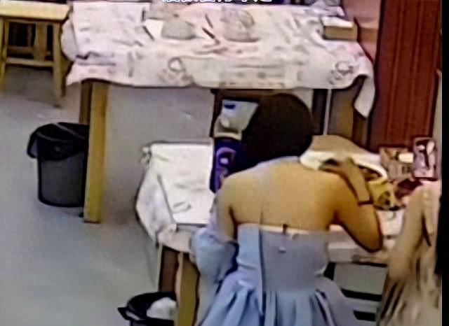 女子餐馆吃宵夜，被邻桌男子摸头辱骂后报警。网友：穿成这样怪谁