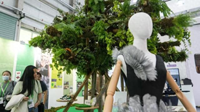 打卡“设计之都”展区：污泥变玻璃，空瓶成艺术品，AI 定制你的专属养生饮
