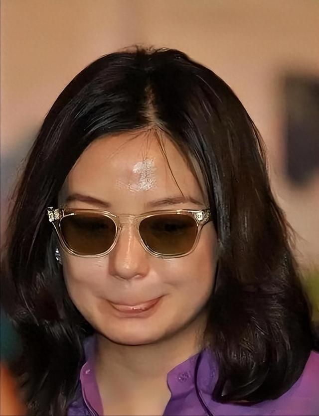 拔出萝卜带出泥！49岁赵薇近况被曝，原来圈内封杀只是冰山一角