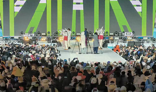 哈尔滨冰雪大世界开园首日引爆全民冰雪狂欢