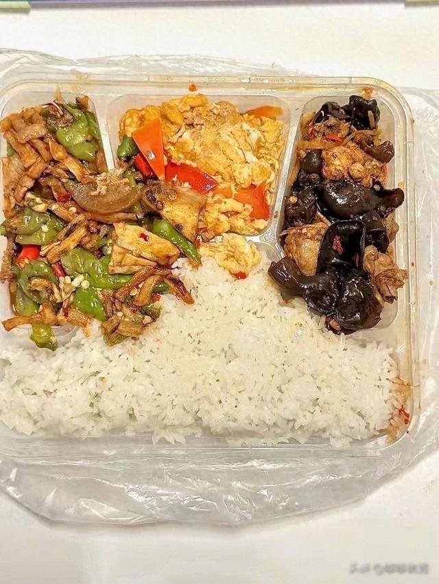 北京下了铁命令	，2027年底前，所有中小学必将告别“校外配餐”