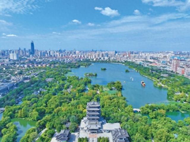 湖畔初秋画卷