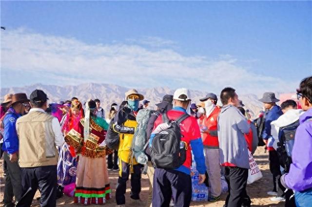 “问道昆仑山,逐梦格尔木”格尔木第一届徒步大会圆满落幕-------200名徒步者用脚步丈量高原秘境