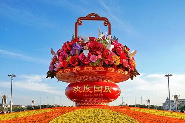 城事｜天安门“祝福祖国”花篮盛装迎国庆，游客提前打卡
