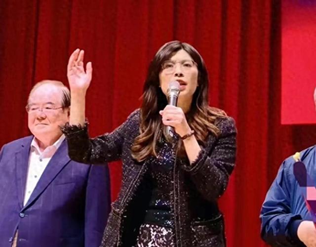 起风了	，郑丽文即将登机，翁晓玲先行抵达，蓝营提出两岸新主张