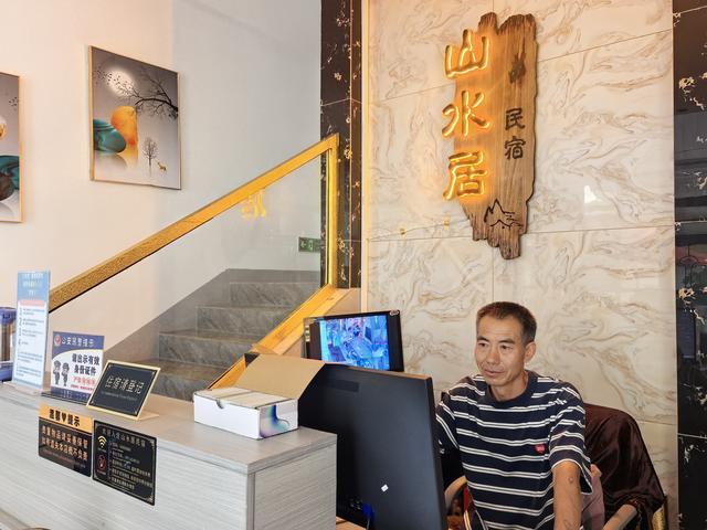 一泓碧水引客来，岩脚古镇“凉”资源撬动“热”经济