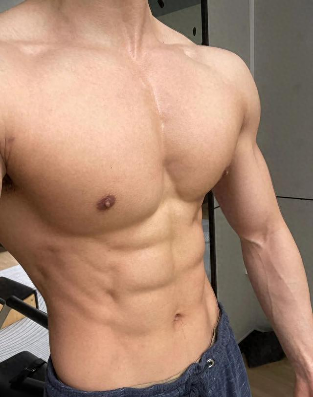 26岁北京自由健身教练，晒泵感肌肉	，这身材可以制霸健身房了