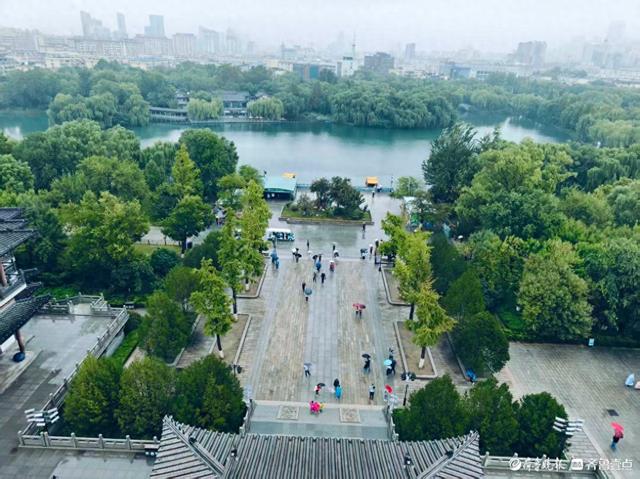 雨中漫步大明湖