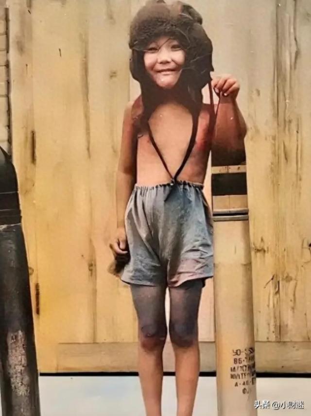 小萝卜头”宋振中罕见照片，手扶炮弹露出微笑	，牺牲时未满9岁